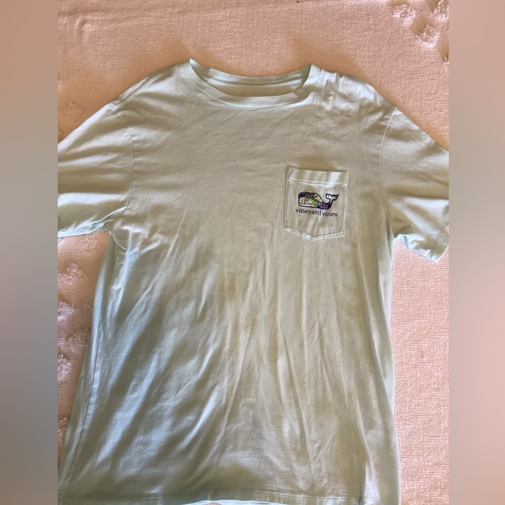Vineyard Vines short sleeve t shirt -SZ M
D2